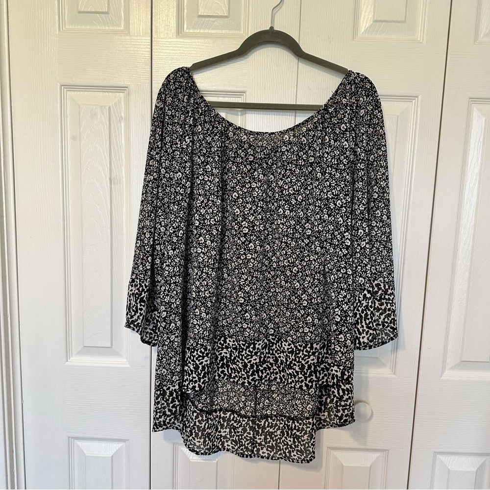 Torrid Size 2 (18-20) Black & White Floral 3/4 Sleeve Flowy Blouse Tunic
